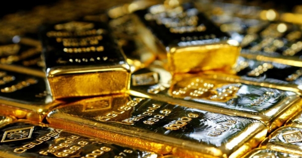 Gold falls as dollar rises amid anticipation of Fed symposium