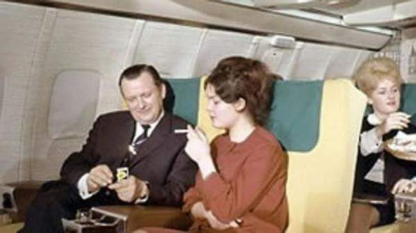 السبب الحقيقي وراء منع التدخين على متن الطائرات إقتصادي