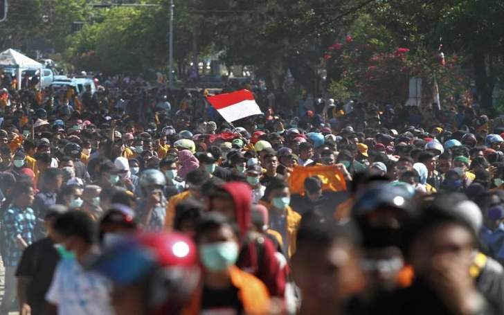 آلاف العمال في إندونيسيا يتظاهرون اعتراضا على تعديلات قانون العمل